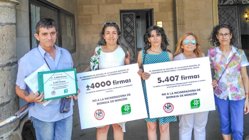 Representantes políticos de la población, con las más de cinco mil cuatrocientas firmas de vecinos contra la central térmica cerca de la localidad promovida por Forestalia.