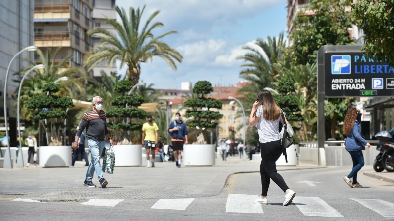 Varias personas caminan por una céntrica calle de Murcia, a 27 de abril de 2021, en Murcia.
