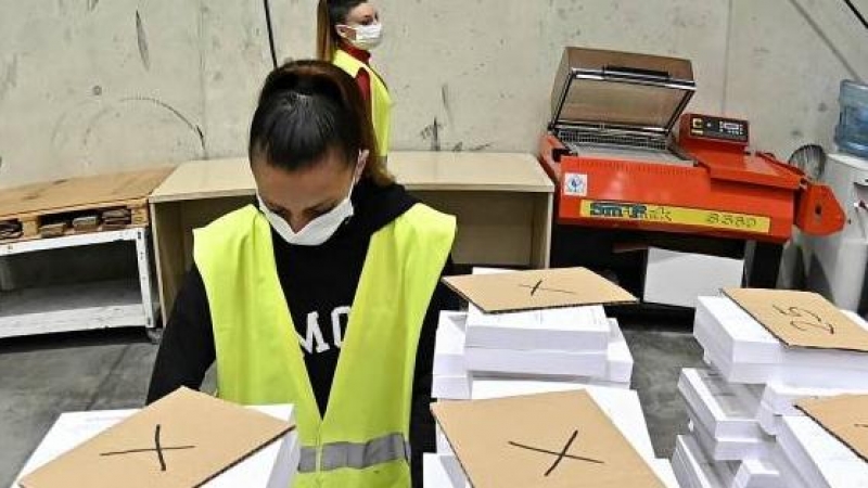 Para evitar riesgos de contagio en las elecciones autonómicas, la Junta Electoral de Madrid ha previsto de 5 millones de mascarillas y 55.000 litros de hidrogel.