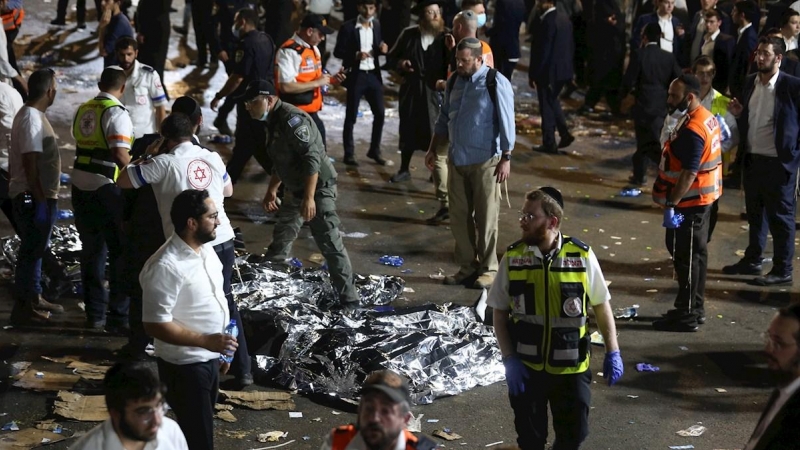 Los servicios médicos atienden a heridos, con los cuerpos de los fallecidos tapados en el suelo, tras la tragedia ocurrida durante la festividad del Lag Baomer, en el norte de Israel.