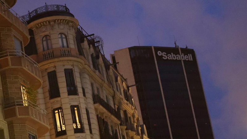 Vista del edificio de la sede del Banco Sabadell en Barcelona. REUTERS/Nacho Doce