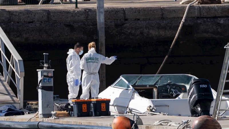 La Policía Científica analiza una embarcación en la base de la Guardia Civil de la dársena pesquera de Santa Cruz de Tenerife, propiedad al parecer del hombre desaparecido con sus dos hijasLa Policía Científica analiza una embarcación en la base de la Gua