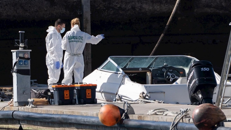 La Policía Científica analiza una embarcación en la base de la Guardia Civil de la dársena pesquera de Santa Cruz de Tenerife, propiedad al parecer del hombre desaparecido con sus dos hijasLa Policía Científica analiza una embarcación en la base de la Gua