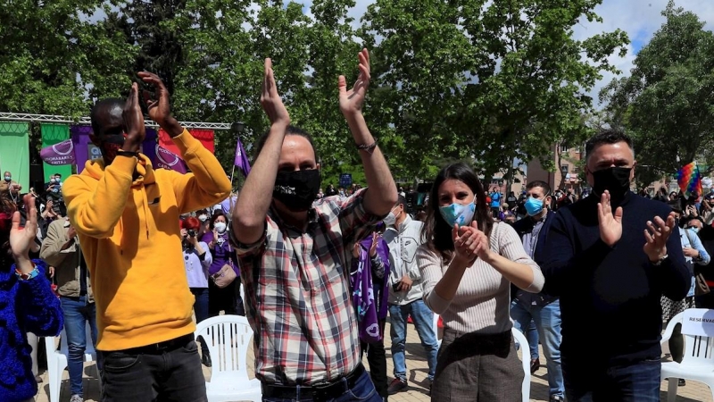 El candidato a la presidencia a la Comunidad de Madrid por Unidas Podemos, Pablo Iglesias (2i), el número nueve, Serigne Mbayé (i) y la ministra de Igualdad, Irene Montero (2d) durante un acto electoral del partido en el Parque de Olof Palme en Madrid est