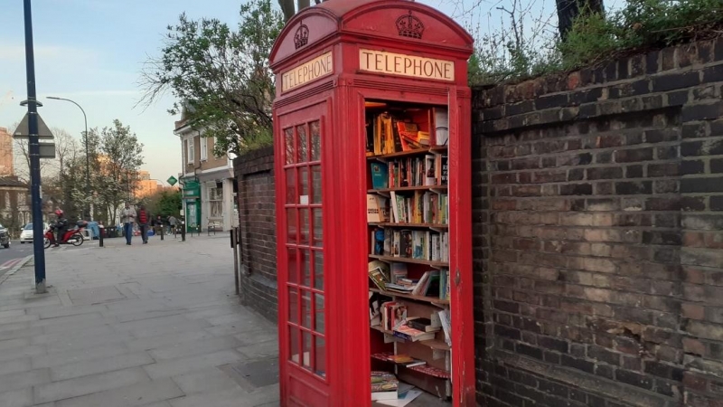 Cabina reconvertida por los vecinos del cruce de Tyrwhitt Road y Lewisham Way en biblioteca de intercambio de libros, en el sureste de Londres. - Conxa Rodríguez