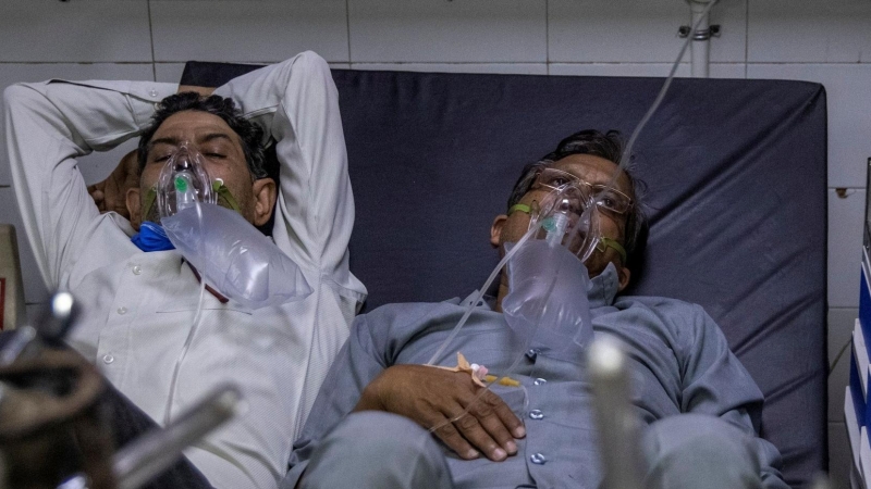 Los pacientes que padecen la enfermedad del coronavirus reciben tratamiento en la sala de urgencias del hospital Lok Nayak Jai Prakash (LNJP), en medio de la propagación de la enfermedad en Nueva Delhi, India.