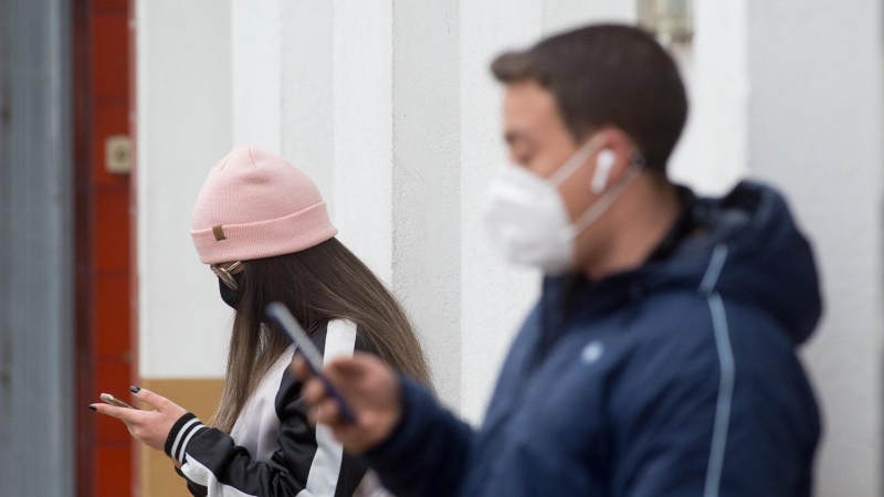 Dos jóvenes con su móvil en el municipio de Guitiriz, Galicia (España), a 26 de febrero de 2021