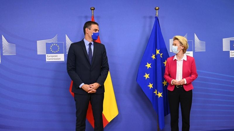 El presidente del Gobierno, Pedro Sánchez, posa junto a la presidenta de la Comisión Europea, Ursula von der Leyen, en Bruselas (Bélgica) a 23 de septiembre de 2020.