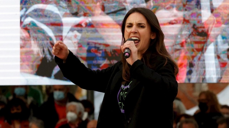 La ministra de Igualdad Irene Montero interviene durante el acto de campaña de cara a las elecciones regionales que Unidas Podemos ha celebrado este viernes en Vallecas.