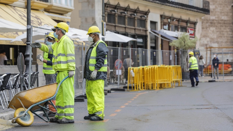 26/04/2021. Imagen recurso de varios obreros en la plaza de la Reina, en València. - EUROPA PRESS