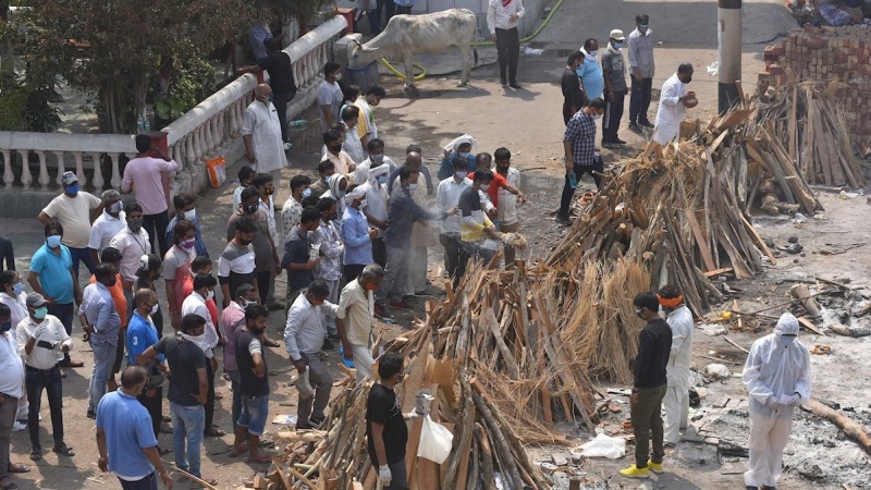 29/04/2021. Imagen de los preparativos de la cremación en un funeral masivo para víctimas de la covid-19, este jueves en Nueva Delhi (India). - EFE