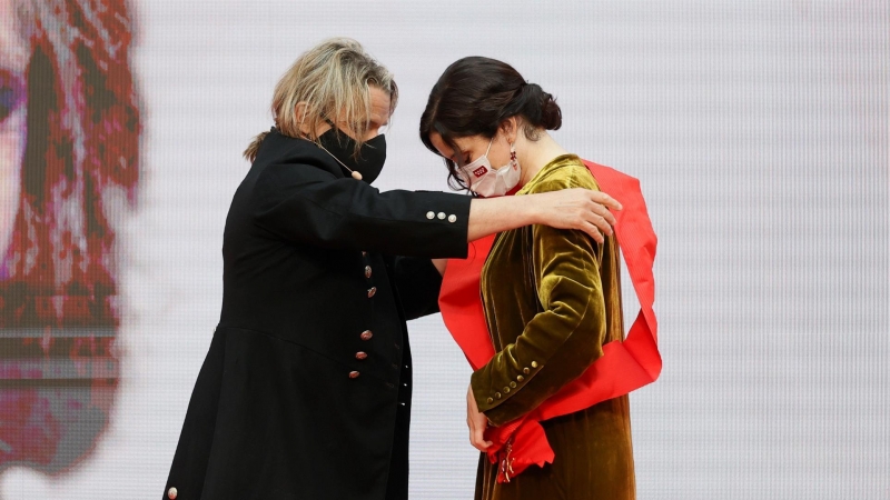 La presidenta de la Comunidad de Madrid, Isabel Díaz Ayuso, hace entrega de la Gran Cruz de la Orden del Dos de Mayo al músico Nacho Cano (i) durante al acto de entrega de Medallas de la Comunidad de Madrid y Condecoraciones de la Orden del Dos de Mayo, q