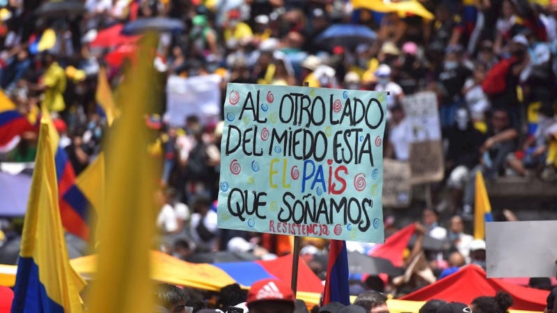 01/05/2021. Manifestantes participan en nueva jornada de protesta contra la reforma tributaria mientras se conmemora el Día Internacional de los Trabajadores, en Cali (Colombia). - EFE
