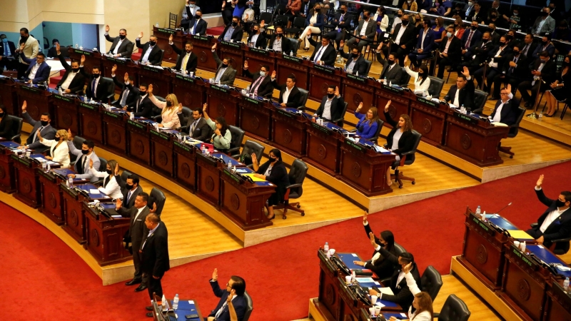 01/05/2021. El Congreso salvadoreño votando la destitución de los magistrados de la Corte Suprema. - Reuters