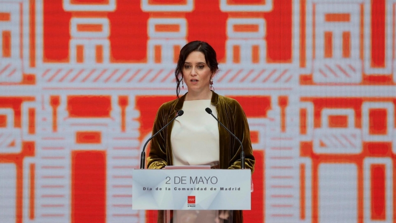 La presidenta de la Comunidad de Madrid, Isabel Díaz Ayuso, durante al acto de entrega de Medallas de la Comunidad de Madrid y Condecoraciones de la Orden del Dos de Mayo, que tiene lugar este domingo en la Real Casa de Correos con motivo de la celebració