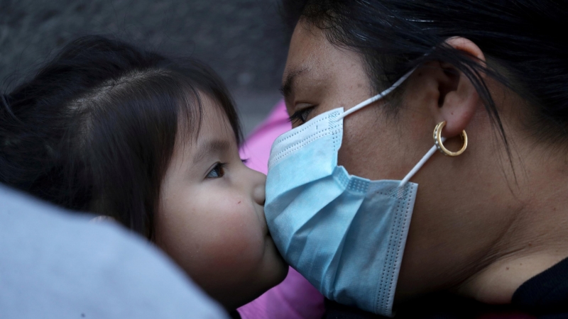 12/04/2021. Imagen de archivo de una madre besando a su hija, en Santiago de Chile. - Reuters