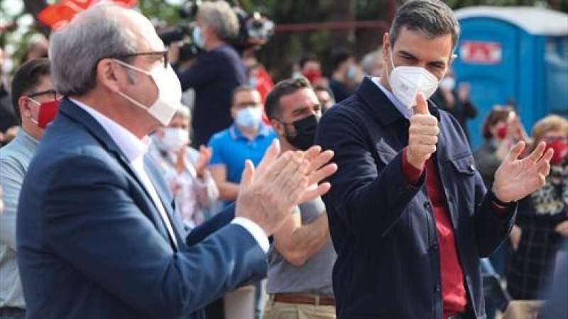 El candidato del PSOE a la Presidencia de la Comunidad de Madrid, Ángel Gabilondo (i) y el presidente del Gobierno, Pedro Sánchez durante el último acto de campaña del partido en el auditorio del Parque Forestal de Entrevías, a 2 de mayo de 2021, en Madri