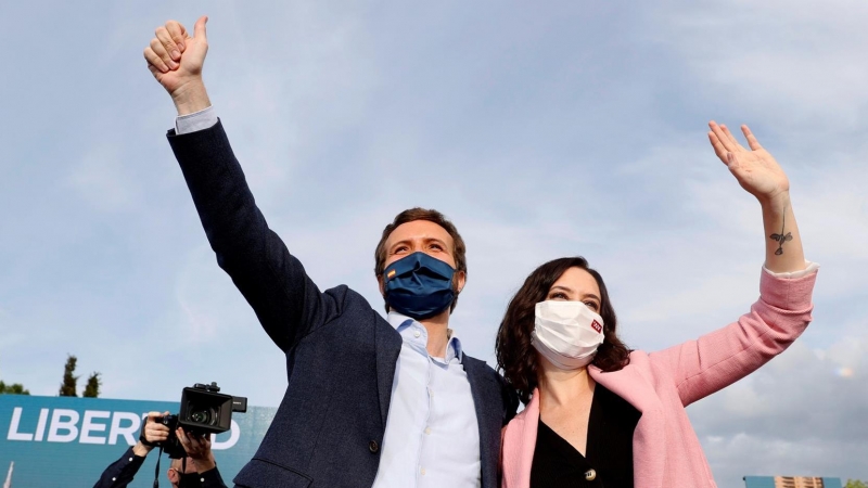 candidata a la presidencia a la Comunidad de Madrid por el PP, Isabel Díaz Ayuso, acompañada por el presidente de los populares, Pablo Casado, durante el acto de cierre de campaña que celebran hoy domingo en el Puente del Rey, en Madrid