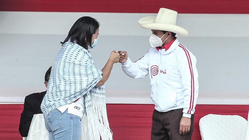 Los candidatos a la presidencia de Perú Keiko Fujimori y Pedro Castillo se saludan al inicio de un debate.