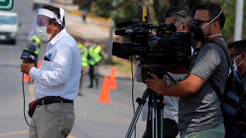 Periodistas hondureños durante una conexión en directo en Tegucigalpa.