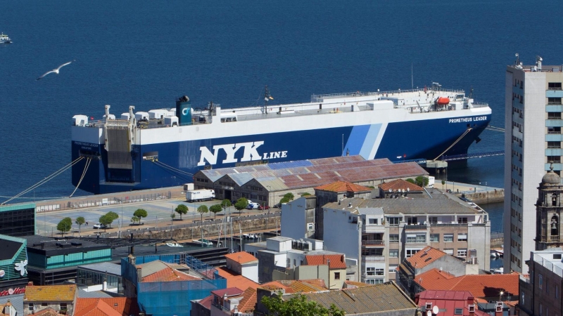 El buque RO-RO Prometeus Leader retenido en el puerto de Vigo, este lunes. El presidente de la Xunta de Galicia, Alberto Núñez Feijóo, ha pedido 'prudencia' ante la presencia de la variante india del coronavirus en Galicia, detectada en cuatro marineros