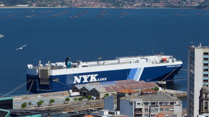 El buque RO-RO Prometeus Leader retenido en el puerto de Vigo, este lunes. El presidente de la Xunta de Galicia, Alberto Núñez Feijóo, ha pedido 'prudencia' ante la presencia de la variante india del coronavirus en Galicia, detectada en cuatro marineros