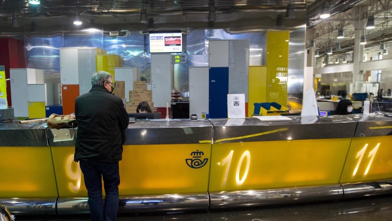 Un cliente es atendiendo en la Oficina de Correos de Cibeles, en Madrid, el pasado 16 de marzo de 2021.