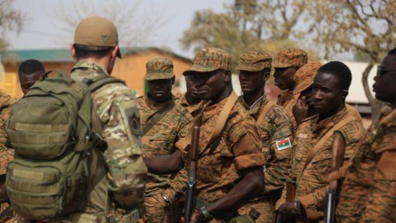 Un soldado das fuerzas especiales portuguesas se dirige a un grupo de soldados burkinenses durante un entrenamento en Loumbila (Burkina Faso) en 2019. Foto: U.S. Africa Command (AFRICOM).