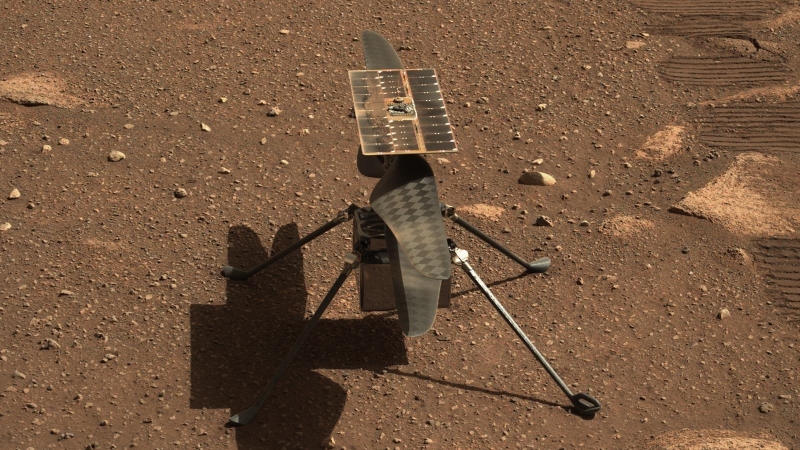 Primer plano del helicóptero Ingenuity en la superficie de Marte.