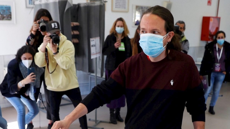 El candidato de Unidas Podemos a la Presidencia de la Comunidad de Madrid, Pablo Iglesias, ejerce su derecho al voto este martes en el Colegio público La Navata de la localidad madrileña de Galapagar.