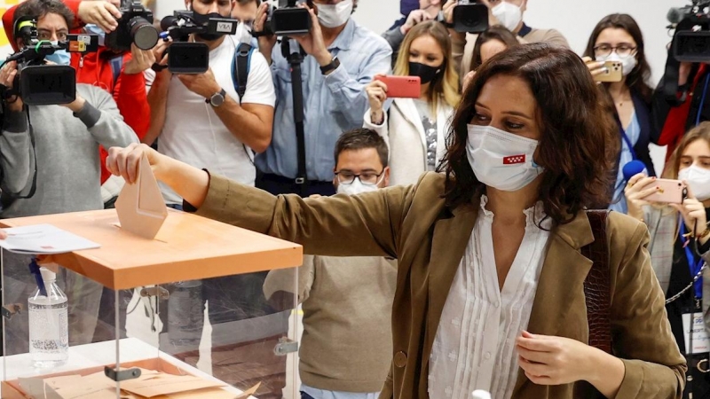 04/05/2021.- La presidenta de la Comunidad de Madrid, Isabel Díaz Ayuso, ejerce su derecho al voto en el colegio La Inmacualada-Marillac en Madrid, este martes