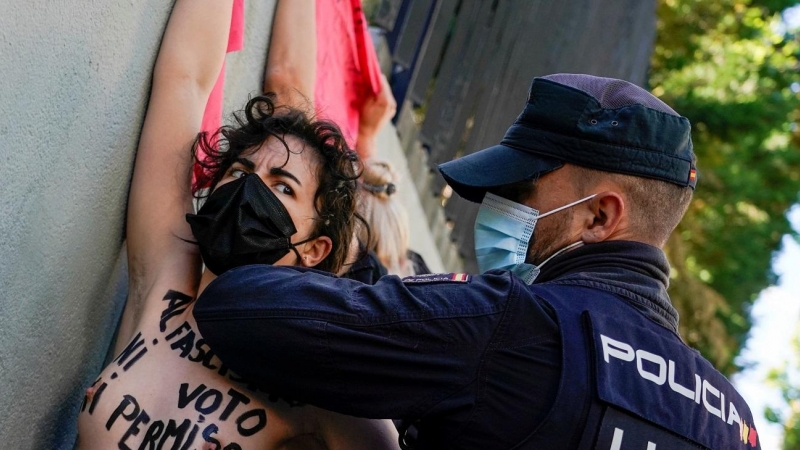 La Policía detiene a activistas de FEMEN que protestaban delante del colegio San Agustín en Madrid.