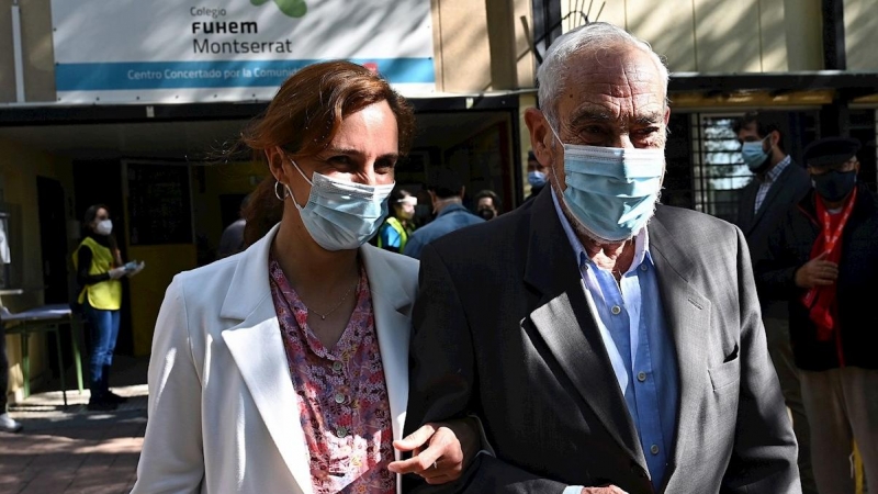 La candidata de Más Madrid, Mónica García (i), junto a su padre, Sergio García Reyes (d), a la entrada del Colegio Monserrat donde ha acudido para ejercer su derecho al voto en Madrid, este martes