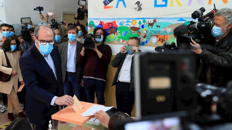 El candidato del PSOE, Ángel Gabilondo, ejerce su derecho al voto en el colegio Joaquín Turina en Madrid.