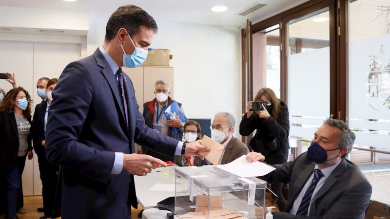 El presidente del Gobierno, Pedro Sánchez vota en las elecciones autonómicas en el Centro Cultural Volturno de Pozuelo de Alarcón este martes durante en la jornada electoral que vive la Comunidad.