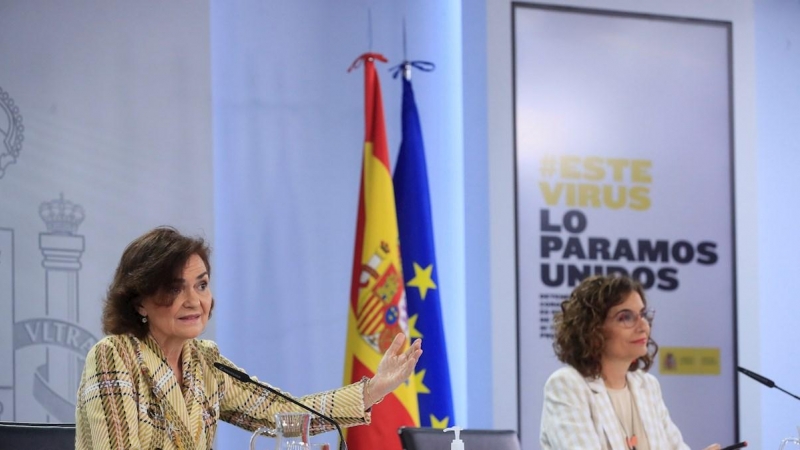La portavoz del Gobierno y ministra de Hacienda, María Jesús Montero, junto con vicepresidenta primera del Gobierno, Carmen Calvo, durante la rueda de prensa tras el Consejo de Ministros.