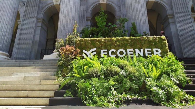 El logotipo de Ecoener decora la fachada del Palacio de la Bolsa en Madrid con motivo de su debut en el mercado bursátil. EFE/ Vega Alonso Del Val