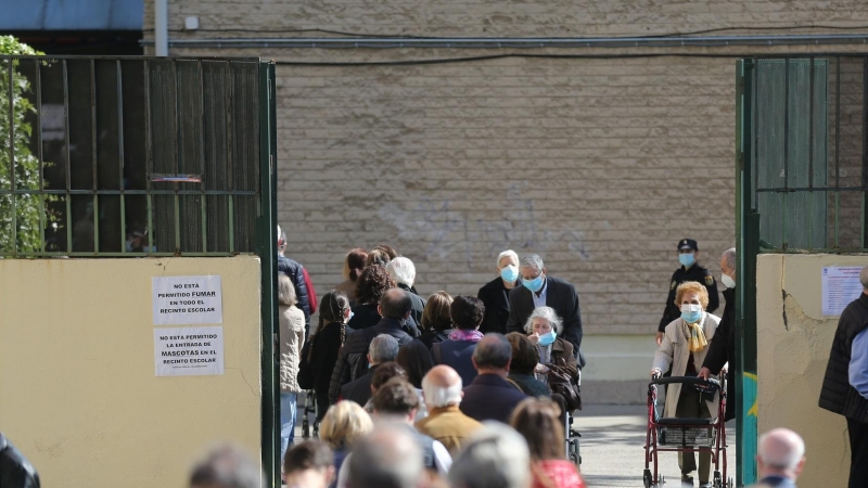 Decenas de personas hacen cola para votar en el Colegio Joaquín Turina de Arturo Soria, a 4 de mayo de 2021, en Madrid (España)