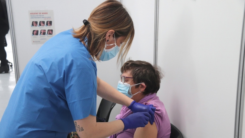 Una sanitària posant una vacuna al punt de vacunació massiva del Palau d'Esports Catalunya de Tarragona. Foto del 30 d'abril del 2021.