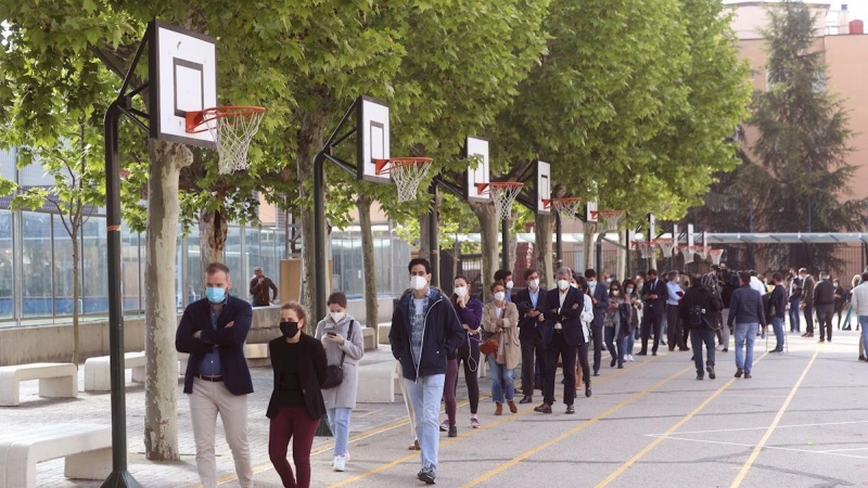 Largas colas para votar en el  colegio San Agustín, en Madrid.