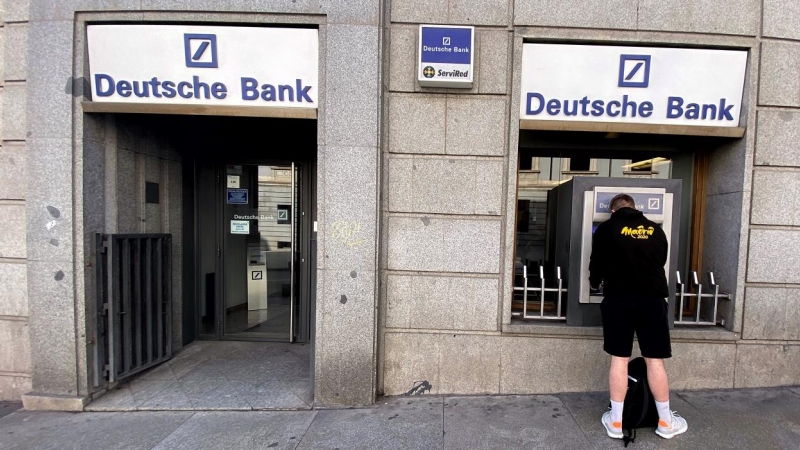 Un joven retira dinero de un cajero Deutsche Bank, en Madrid. E.P./Eduardo Parra