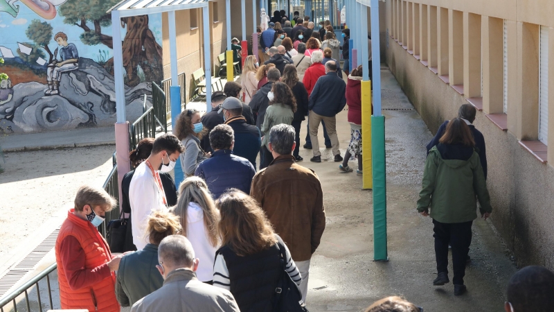 Decenas de personas hacen cola para votar en el Colegio Público La Navata, a 4 de mayo de 2021, en Madrid (España).