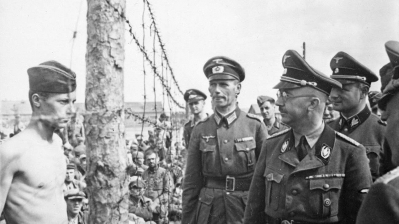 Heinrich Himmler (en primer plano, con gafas) estuvo al mando de las SS y fue el responsable de la creación del instituto Ahnenerbe, que aspiraba a legitimar el credo rascista con datos científicos proporcionados por sus investigadores.
