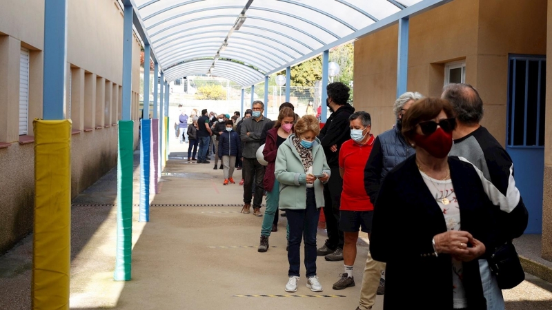 Colas para votar en el colegio público La Navata de Galapagar.