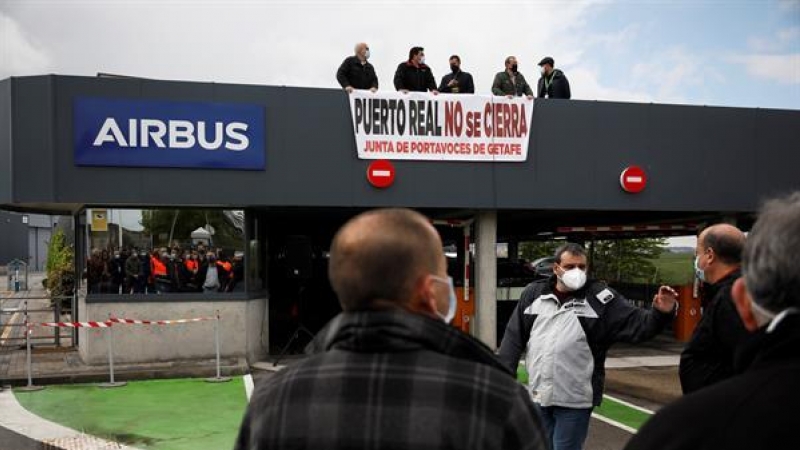 Trabajadores de Airbus en la planta de Getafe manifestándose para defender el mantenimiento de la planta de Puerto Real (Cádiz) el 29 de abrul de 2021.