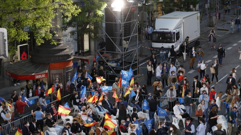 Seguidores del Partido Popular celebran los primeros sondeos en las inmediaciones de la sede del partido durante la jornada electoral, a 4 de mayo de 2021, en la Sede del Partido Popular, Madrid (España).