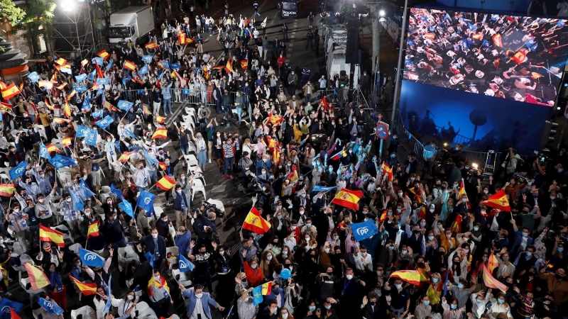 Seguidores del PP en los exteriores de la sede popular en la calle Génova, durante la publicación de los resultados en las elecciones a la presidencia de la Comunidad que se han celebrado hoy martes en Madrid.