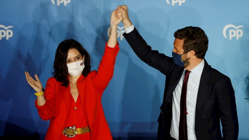 La presidenta de la Comunidad de Madrid y candidata por el Partido Popular a la reelección, Isabel Díaz Ayuso, acompañada por el presidente del partido Pablo Casado, hoy martes en la sede del partido en la calle Génova, tras conocer los primeros resultado