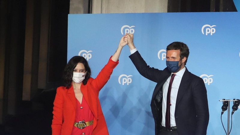 La presidenta de la Comunidad de Madrid, Isabel Díaz Ayuso, y el líder del PP, Pablo Casado, en el balcón de Génova.