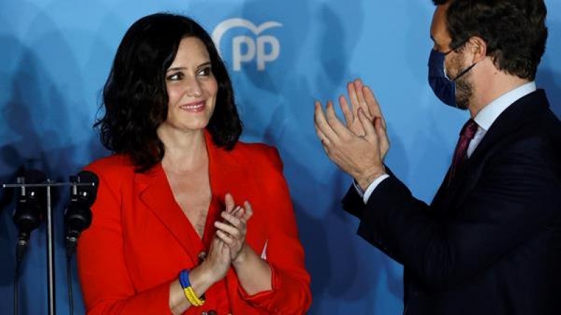 La presidenta de la Comunidad de Madrid y candidata por el Partido Popular a la reelección, Isabel Díaz Ayuso, acompañada por el presidente del partido Pablo Casado, en el balcón de la sede del partido en la calle Génova, hoy martes al conocer los result